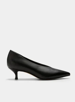 Almond-shaped leather pumps
