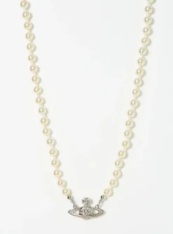 BaGlimmering bas-relief iridescent bead necklace