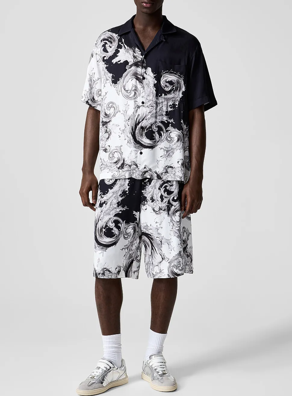 Baroque volutes satiny Bermuda short