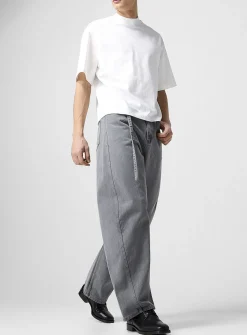Belted grey barrel-leg jean