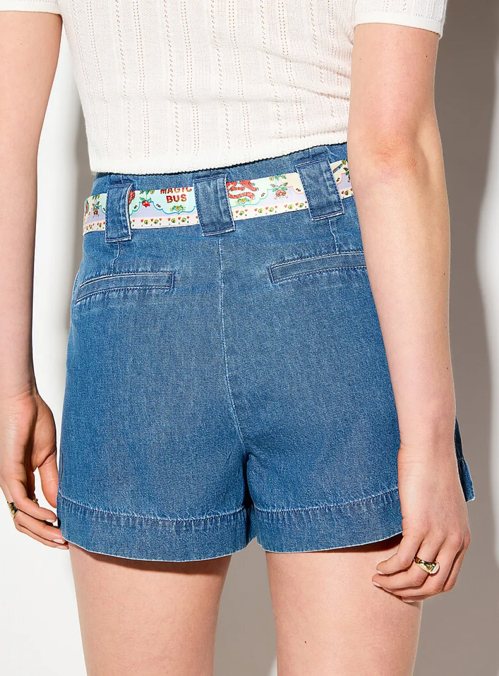 Box pleats scarf belt light denim short