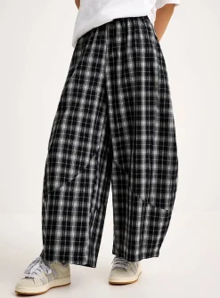 Checkered barrel-leg pant