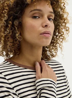 Contrasting collar striped slub T-shirt