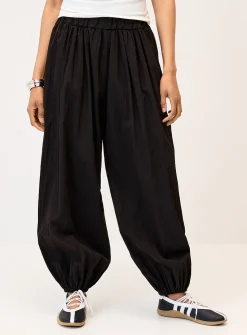Crisp canvas barrel-leg jogger