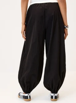 Crisp canvas barrel-leg jogger