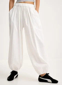 Crisp canvas barrel-leg jogger