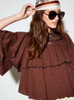 Crocheted-collar ruffled T-shirt