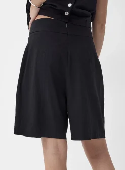 Deep pleating high-waisted short