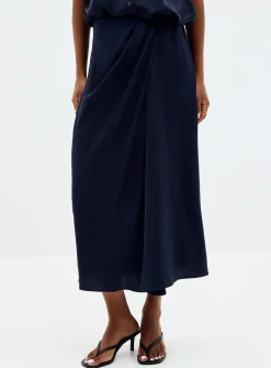 Draped waist satiny skirt