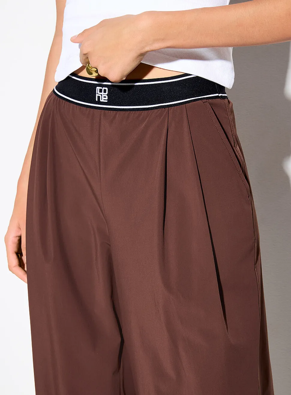 Elastic waist pleated nylon pant