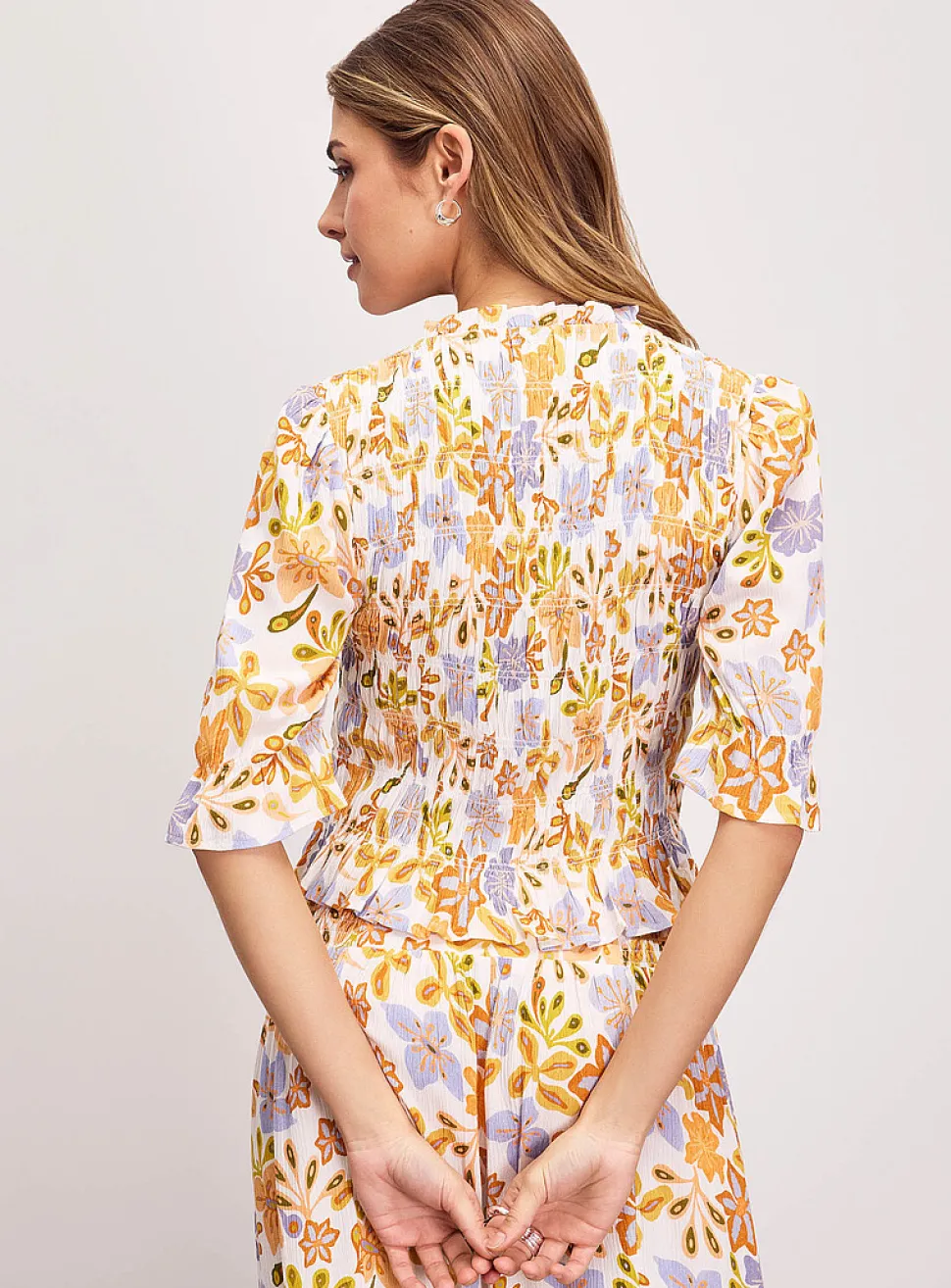 Elbow-length sleeves V-neck crinkled blouse