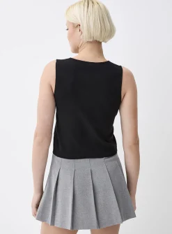 Fine-knit buttoned vest