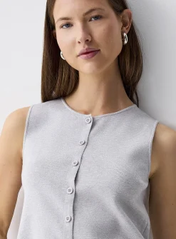 Fine-knit buttoned vest