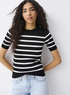Fine-knit short-sleeve sweater