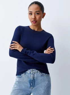 Fitted solid-colour crew-neck sweater