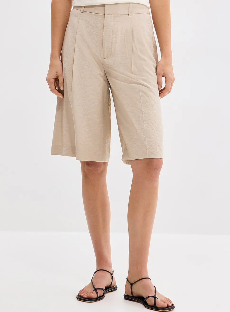 Flowy hammered Bermuda short