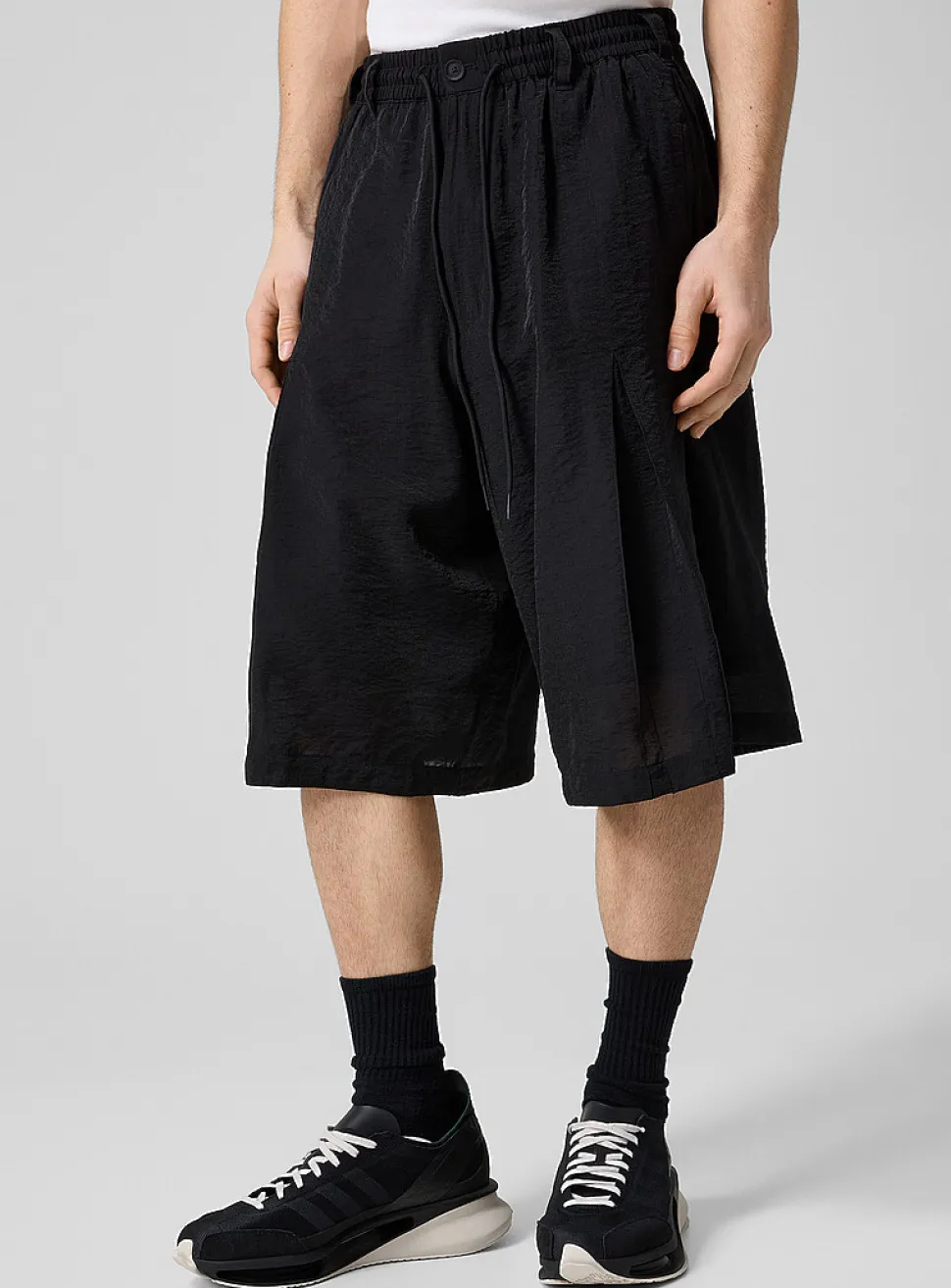 Hammered texture flowy pleated Bermuda short