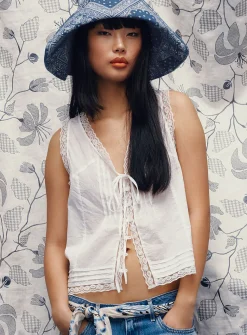 Lace details buttoned cami