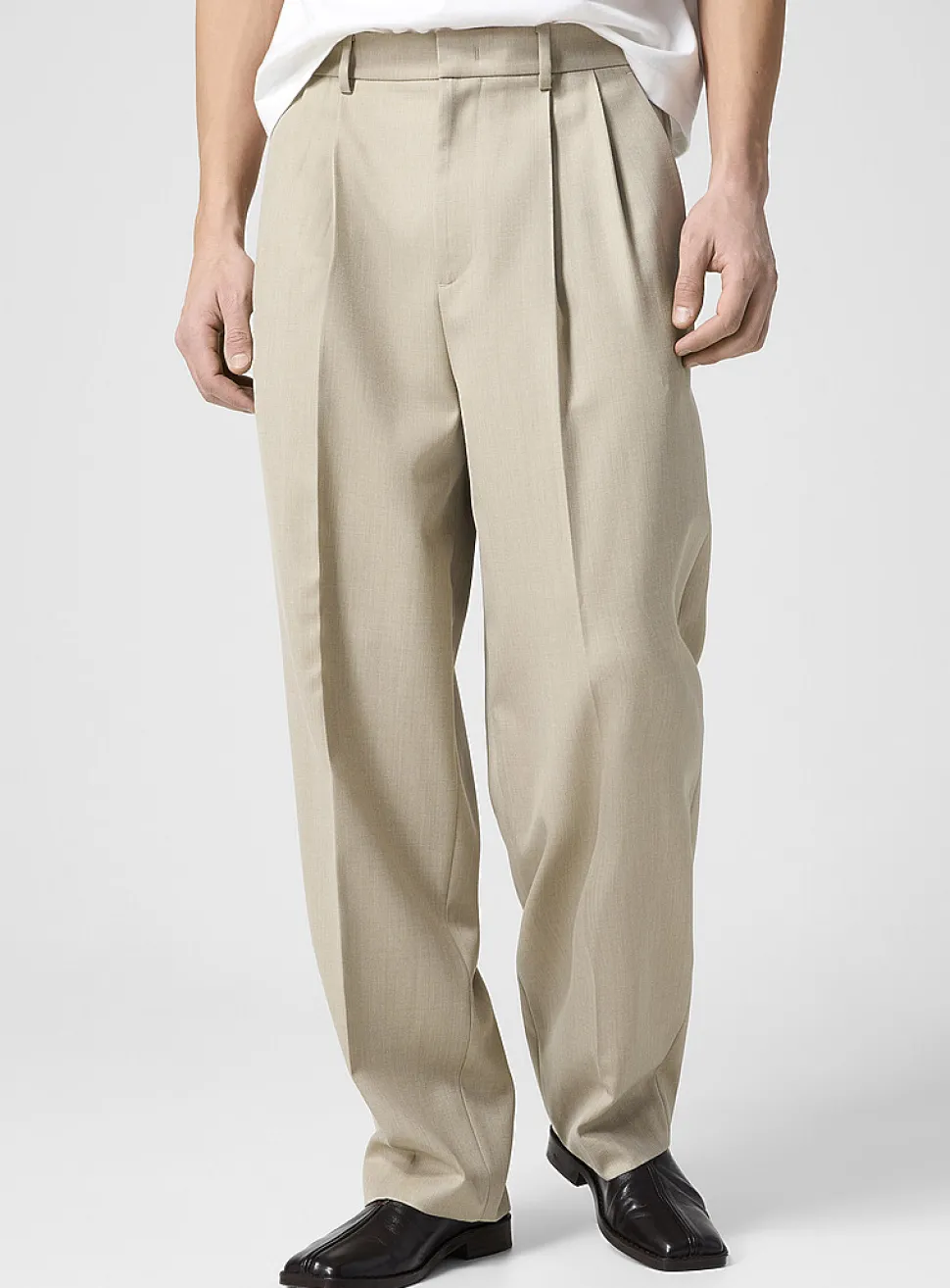 Loose pleated dress pant