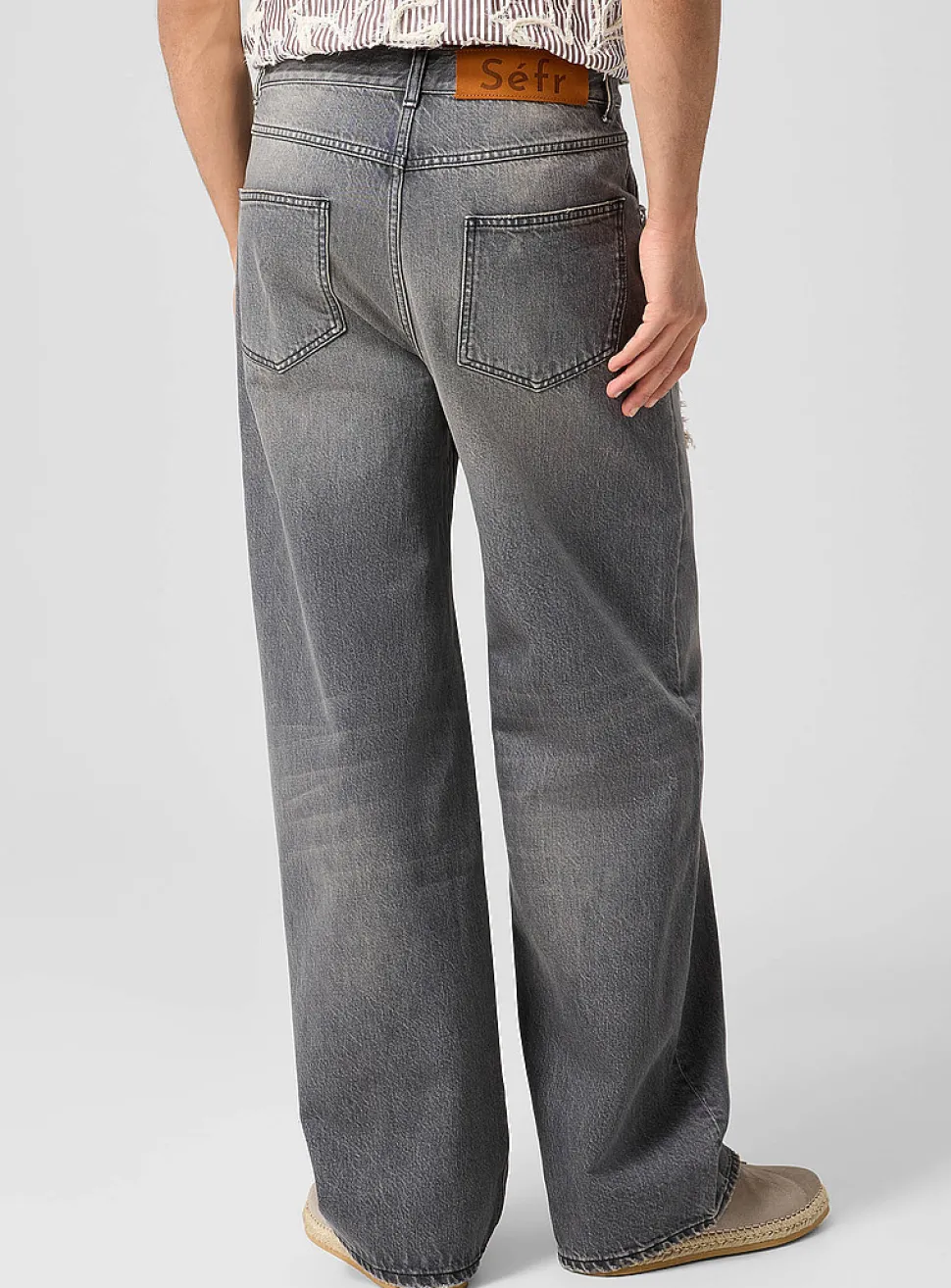Mass distressed faded wide-leg jean