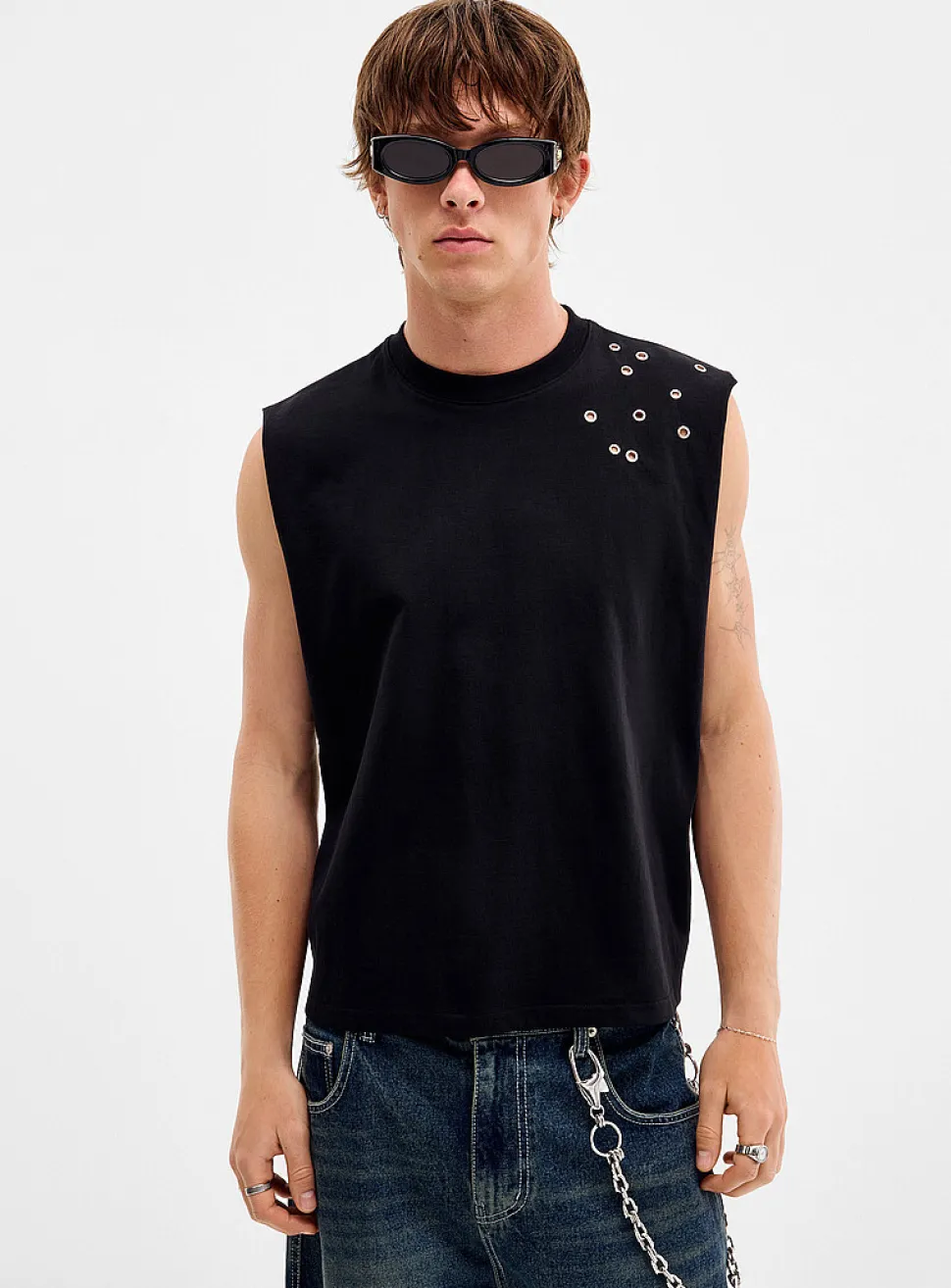 Metal eyelet muscle tee