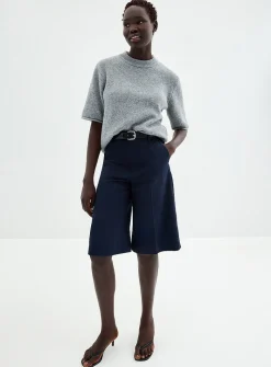 Minimalist stretch Bermuda short