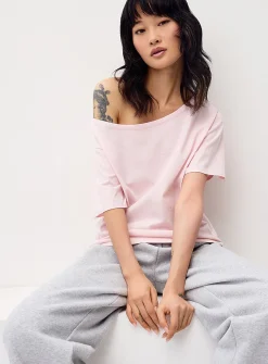Off-the-shoulder T-shirt