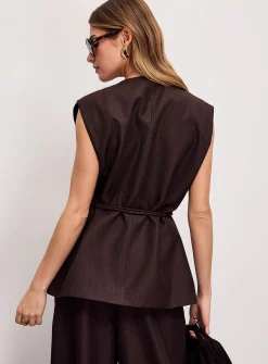 Oversized single golden-button sleeveless blazer