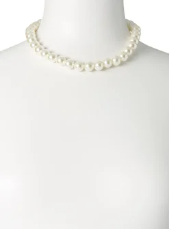 Oversized glistening pearl necklace