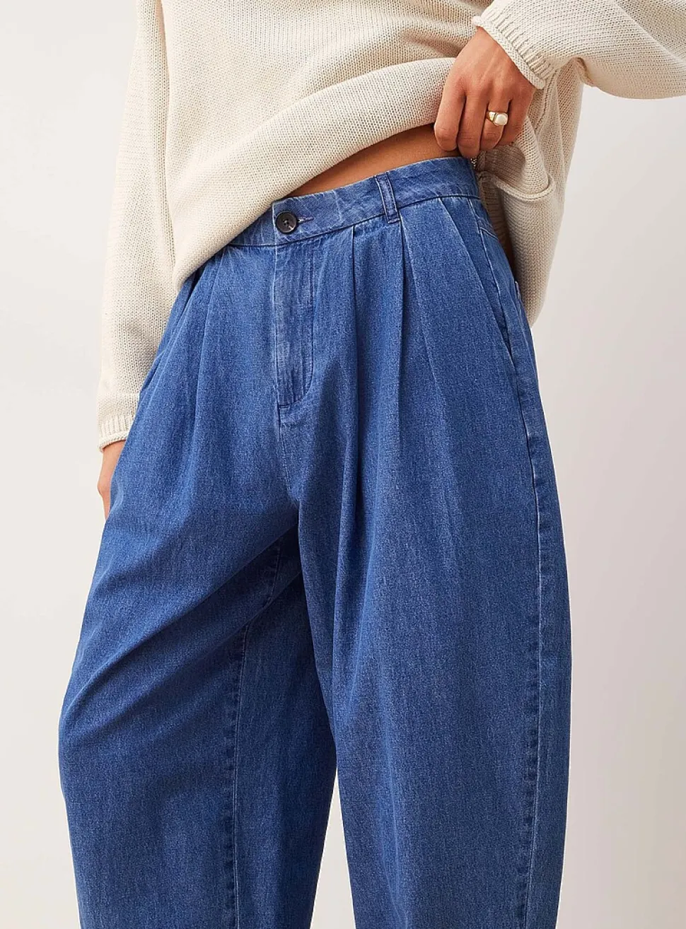 Pleated lightweight denim barrel-leg jean