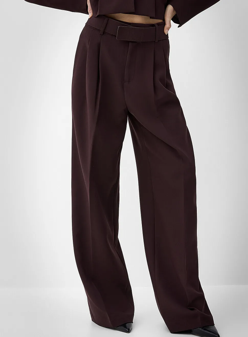 Pleated wide-leg pant with embossed logo belt