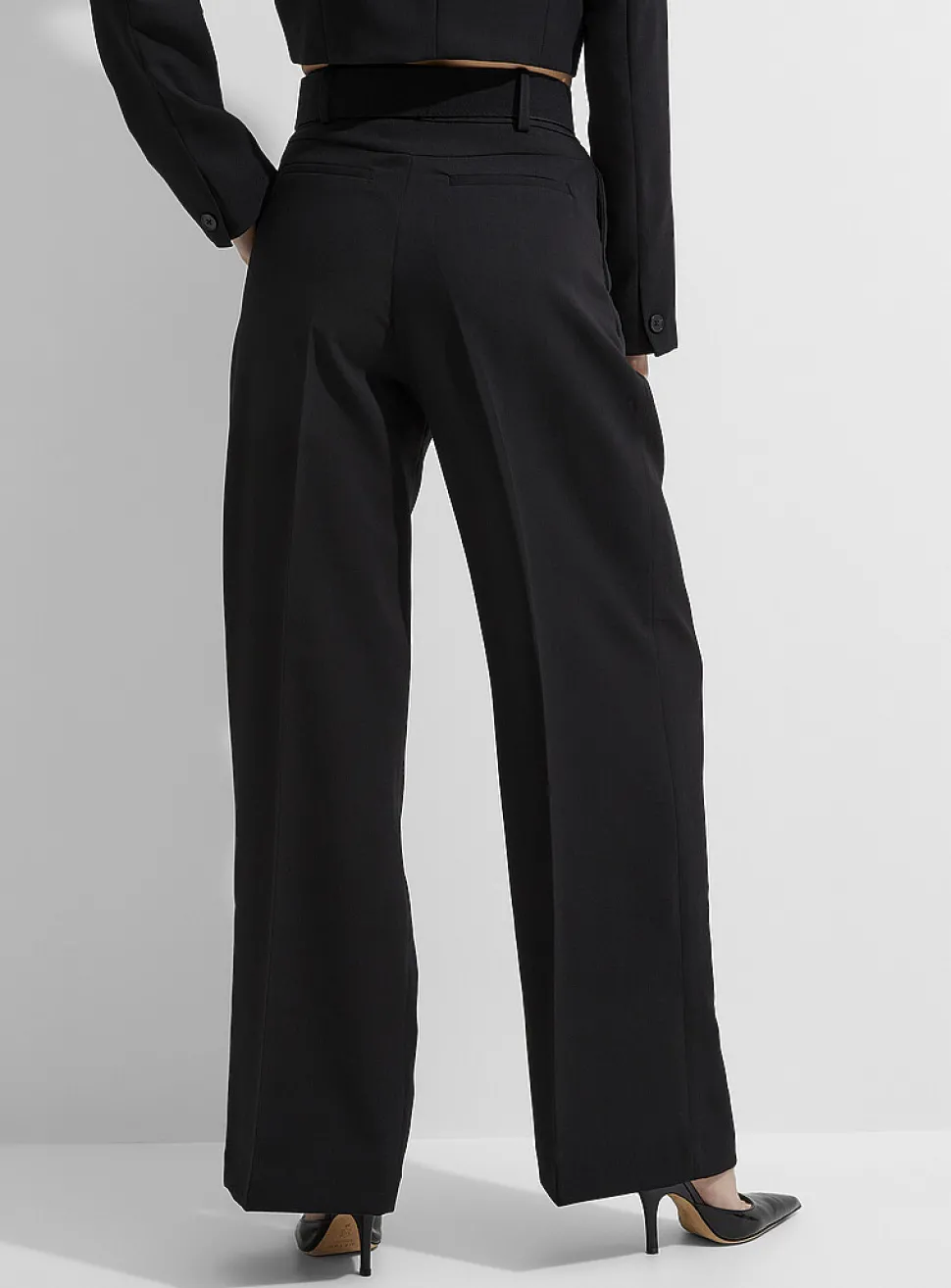 Pleated wide-leg pant with embossed logo belt