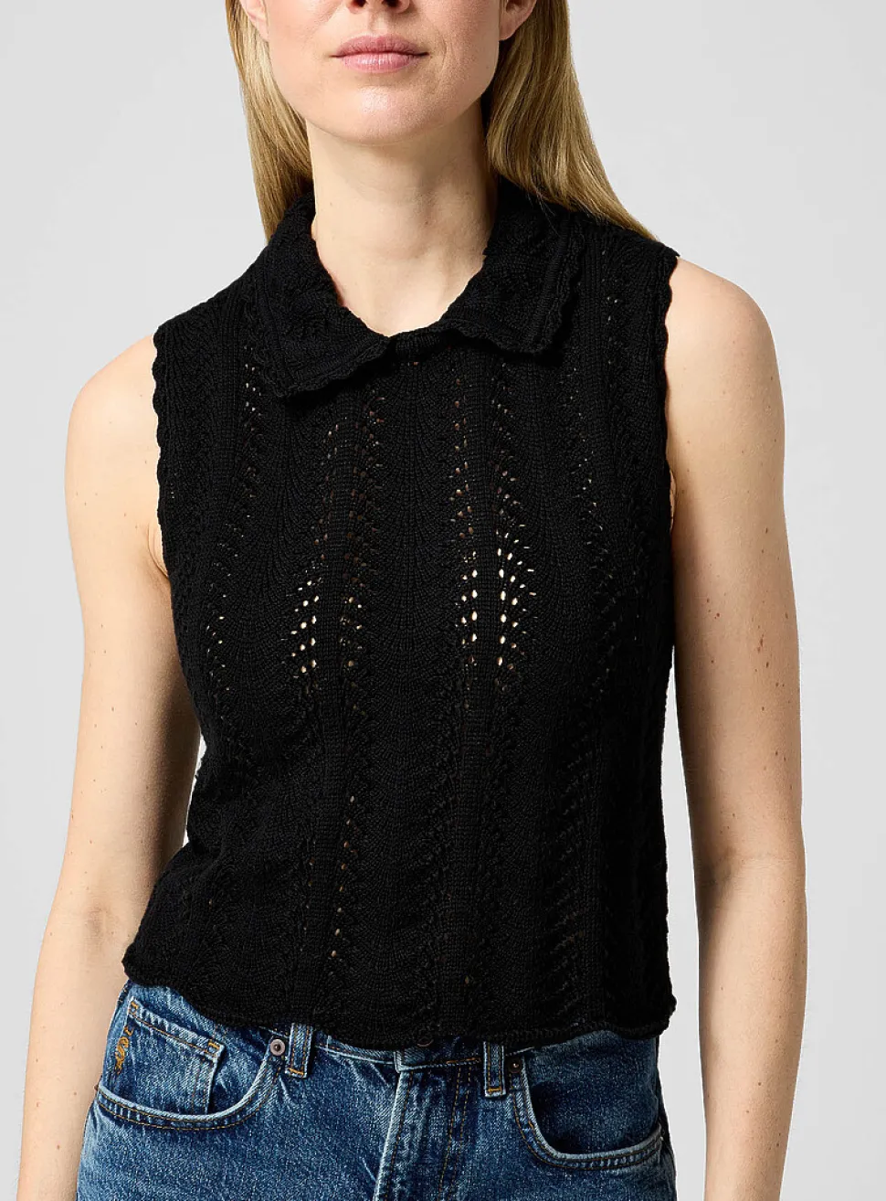 Point-collar sleeveless sweater