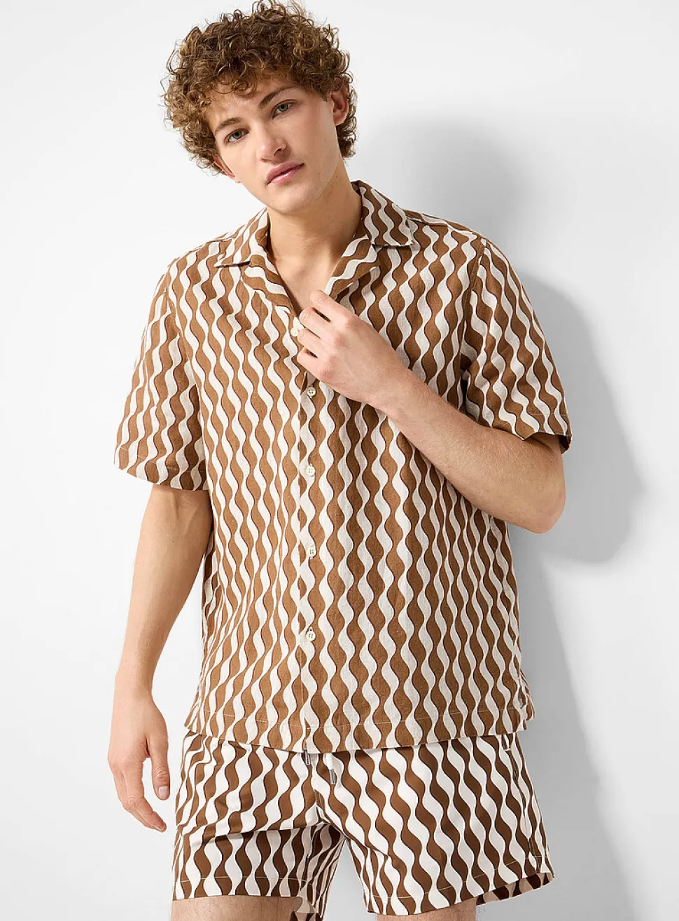 Roberto wave pattern linen camp shirt