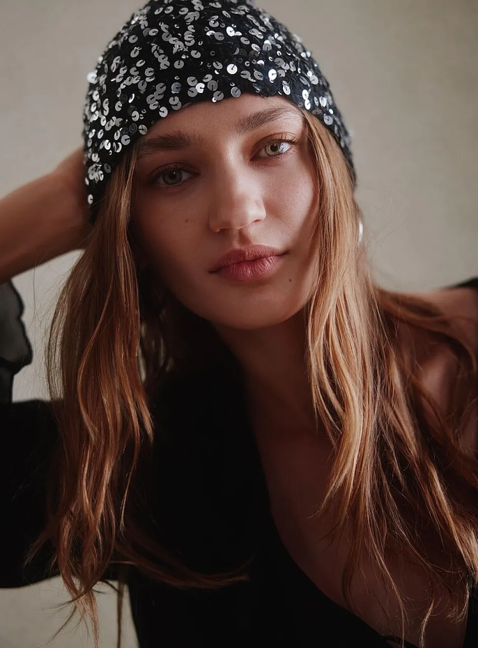 Sequined mesh crochet tuque