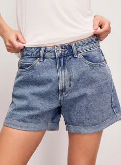 Sewn cuffs denim mom short