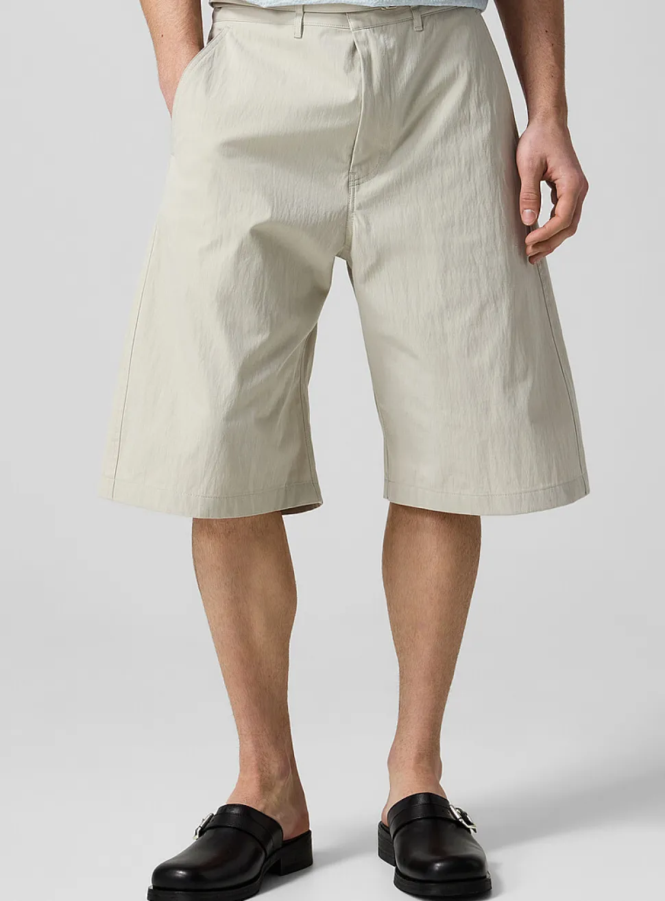 Sewn-in belt Bermuda short