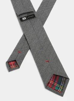 Solid wool tie
