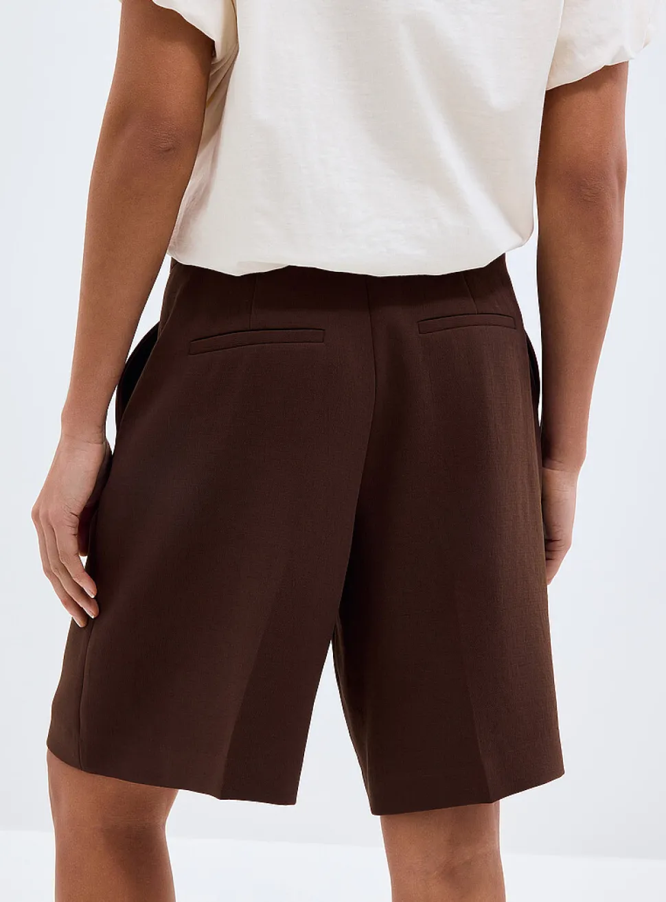 Textured crepe pleated Bermuda short