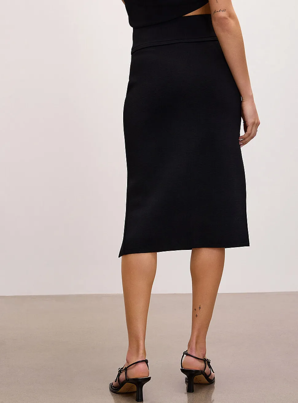 Thick-knit offset slit pencil skirt