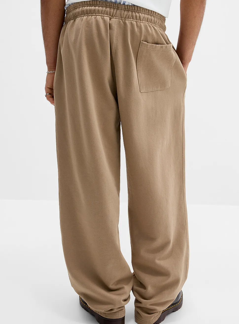 Washed wide-leg sweatpant