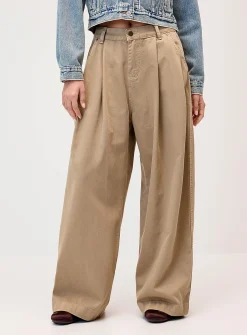 Wide-leg pleated jean