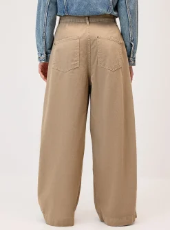 Wide-leg pleated jean